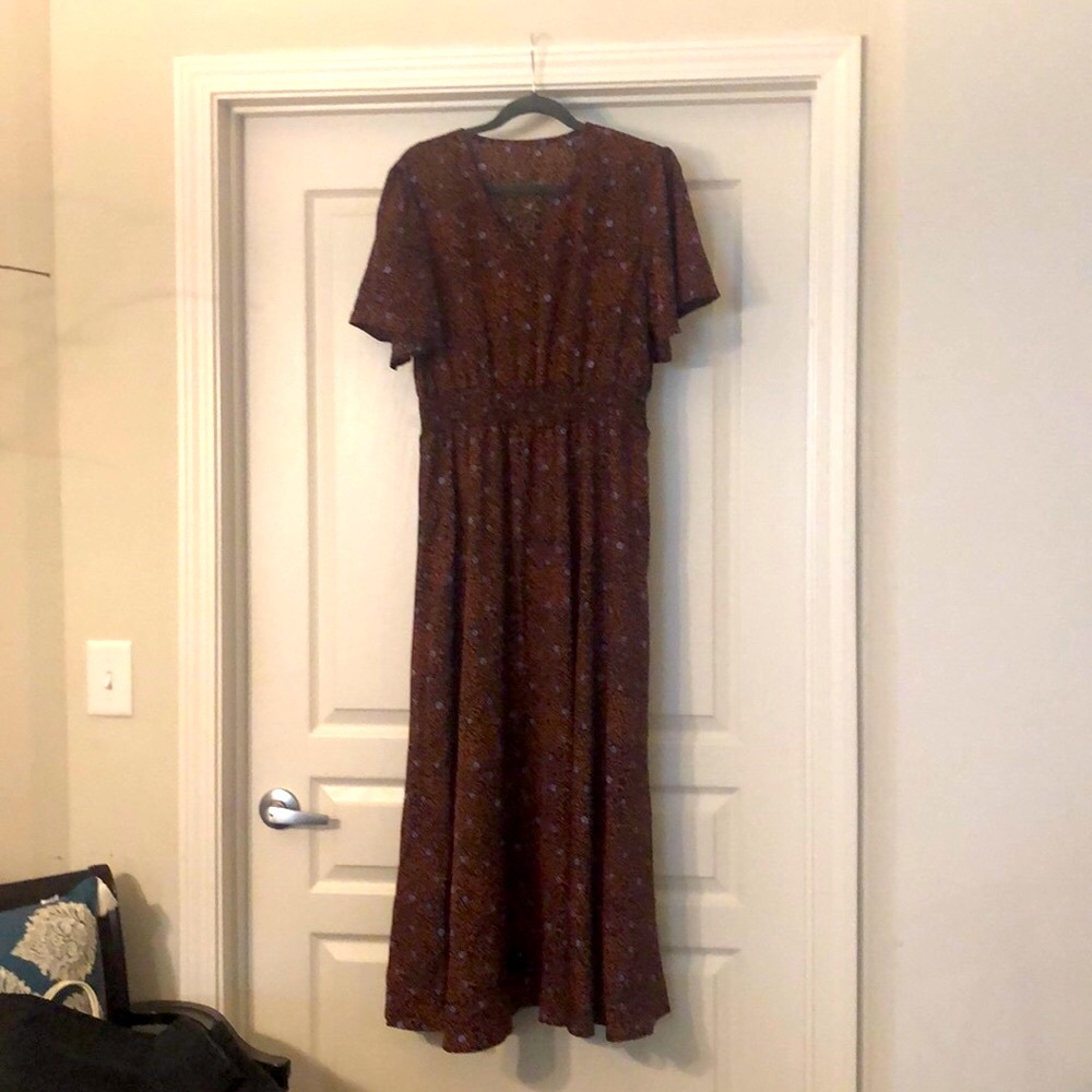 MIDI length dress, with flutter sleeves.
